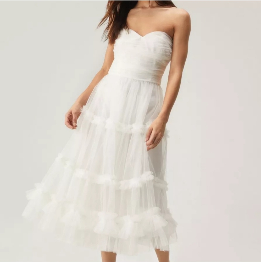 Elegant White Tull Strapless Dress